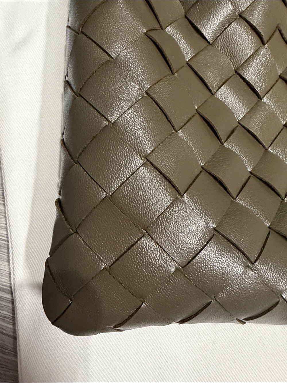 Bottega Veneta Medium Pouch in Cypress Green - Picture 4 of 16